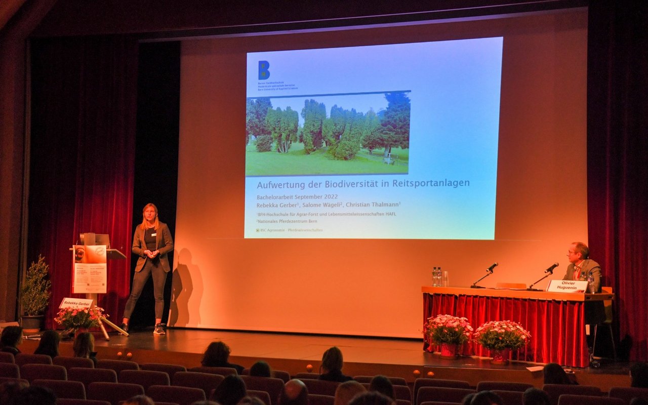 Rebekka Gerber vermochte mit ihrer Bachelorarbeit zum Thema «Aufwertung der Biodiversität in Reitsportanlagen» das Publikum und die Jury zu überzeugen.