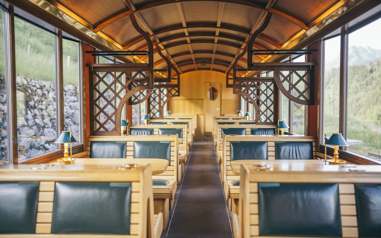 In den Wagen des Golden Pass Belle Epoque fühlt man sich in die Vergangenheit zurückversetzt.