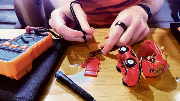 Egal ob Handy oder Spielzeugauto: Repair Cafés geben kaputt geglaubten Gegenständen eine zweite Chance.