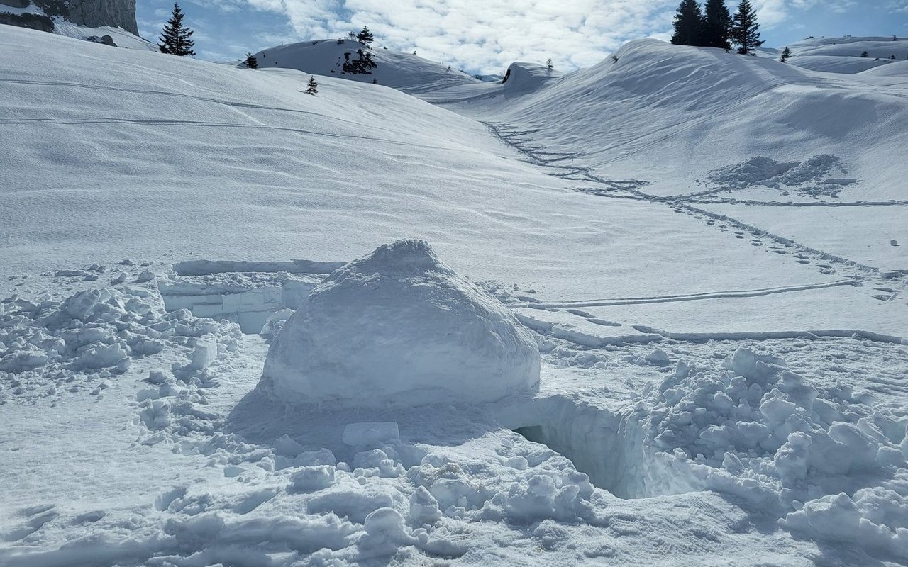 Einige Stunden Arbeit steckten in diesem Iglu mit dem «Steinbruch» und der Schneehöhle hinten rechts.