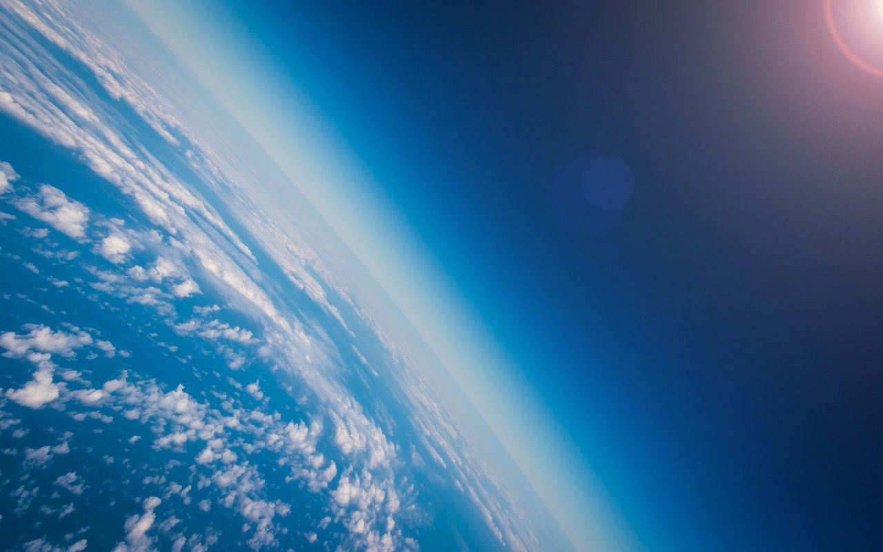 Die Ozonschicht ist Teil der Stratosphäre. Die Konzentration von Ozon ist auf 32 Kilometer über der Erde am höchsten. 