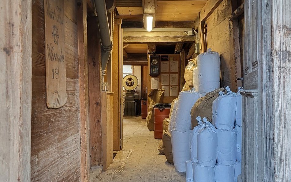 Der Eingang zur Mühle Schwanden ist wie ein Tor in die Vergangenheit.