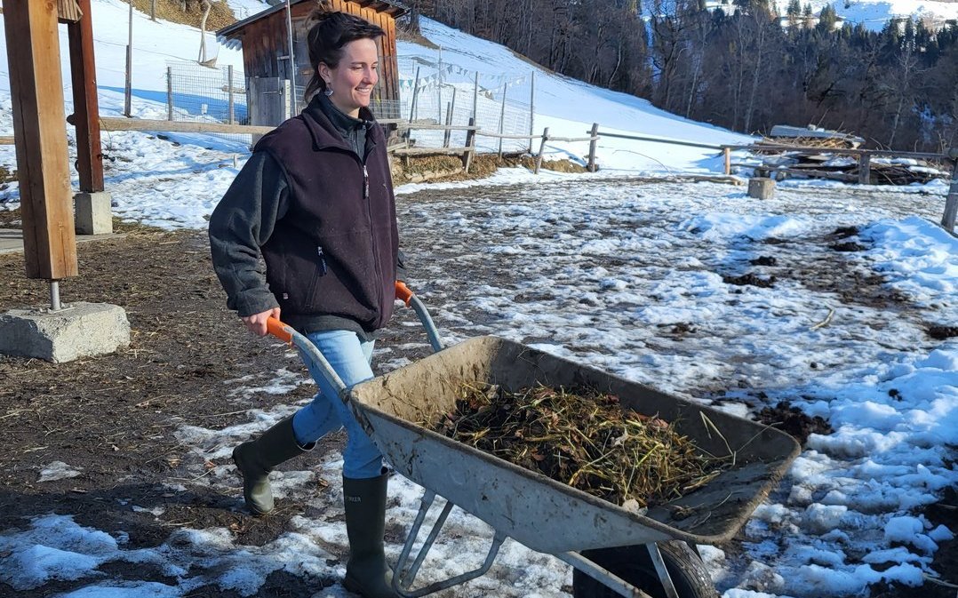 Die Betriebsleiterin ist sich für keine Arbeit zu schade; seien es Arbeiten mit dem Traktor, mit der Motorsäge, oder auch einfach «nur» Mist abführen.