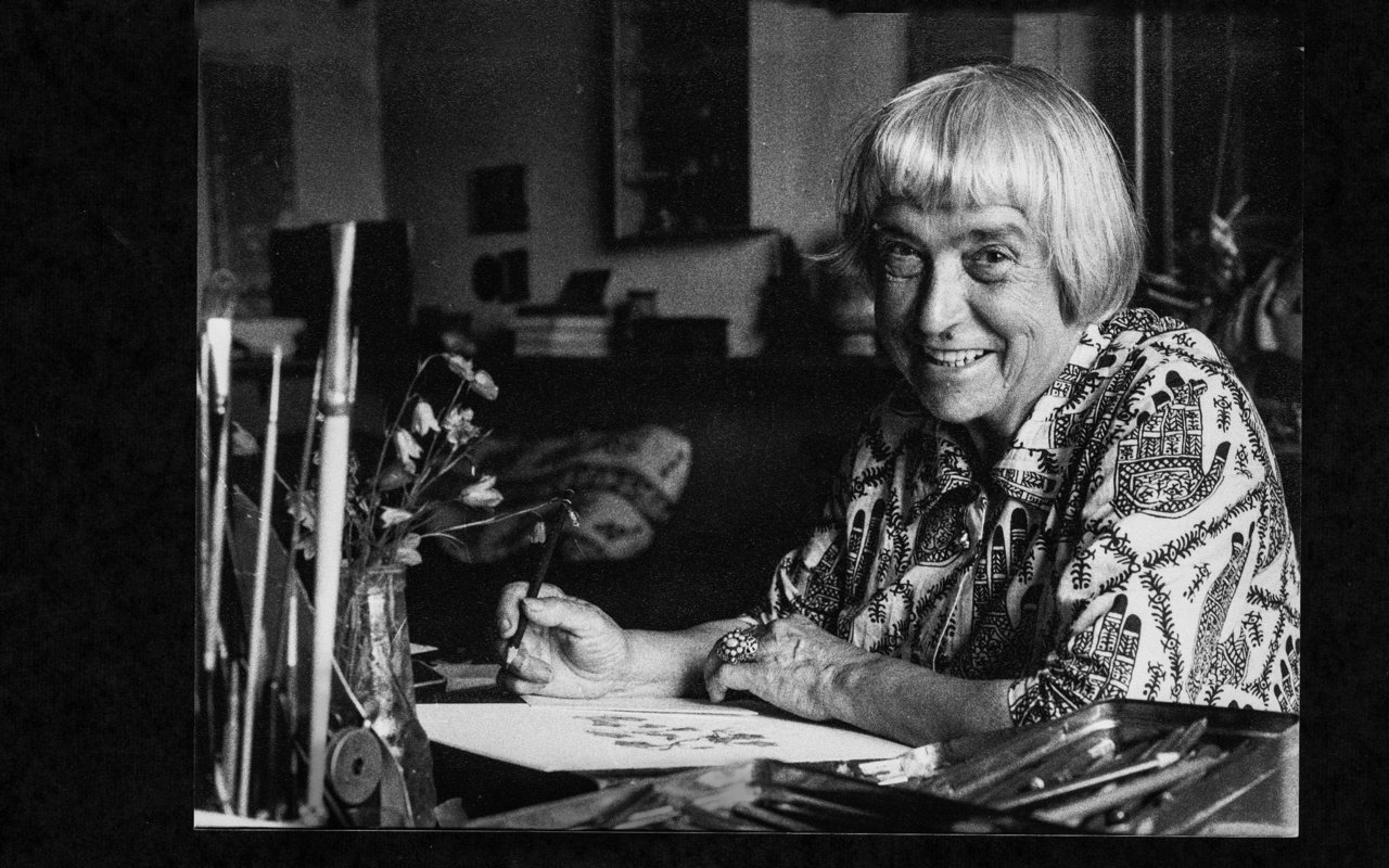 Pia Roshardt bei der Arbeit als Illustratorin.