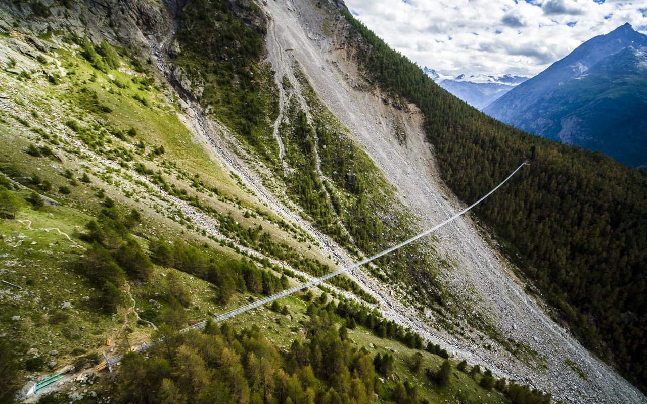 Die Charles-Kuonen Brücke in Randa im Wallis ist mit knapp 500 Metern die längste Hängebrücke der Welt.