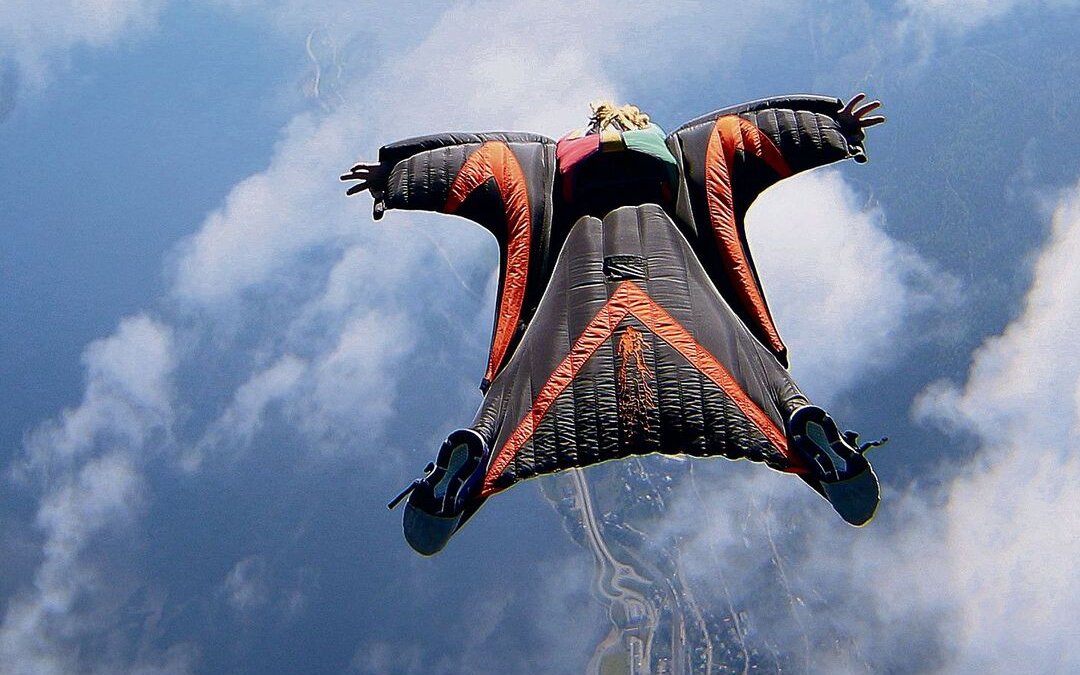 Eine Person mit einem Wingsuit. 