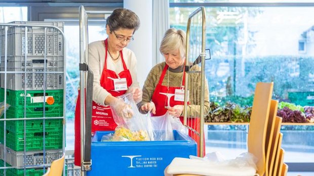 Frauen packen Lebensmittel ab