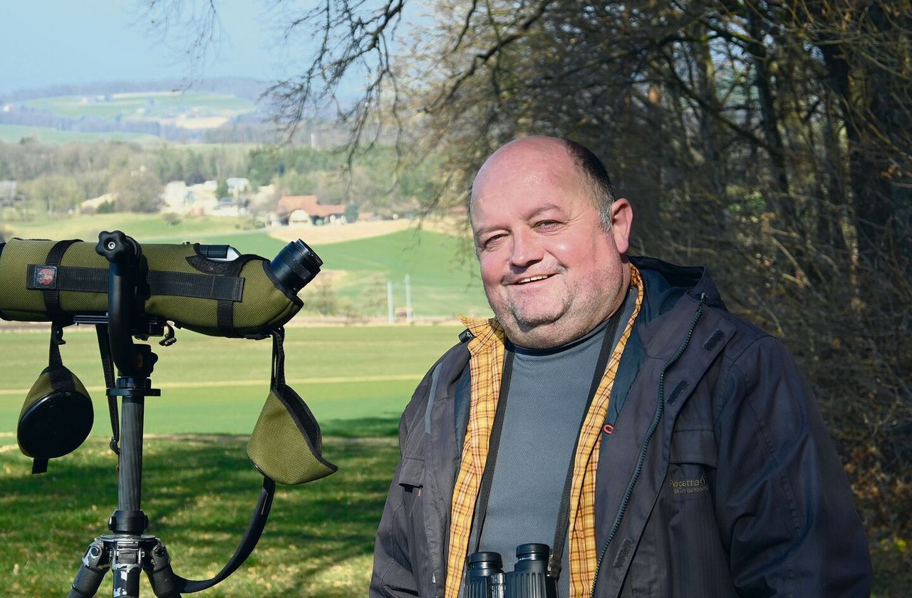 Geht Adrian Aebischer auf die Suche nach dem Rotmilan, darf das grosse Fernrohr nicht fehlen.