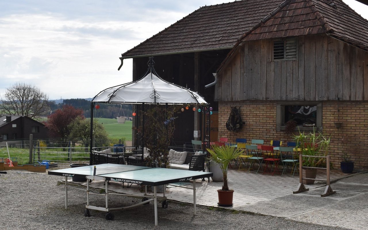 Der Sitzplatz von Uelis Stöckli lädt zum Verweilen ein.