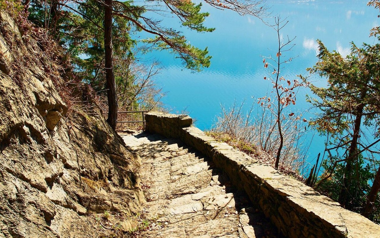 Auf der Luktreppe mit Tiefblick zum Thunersee.