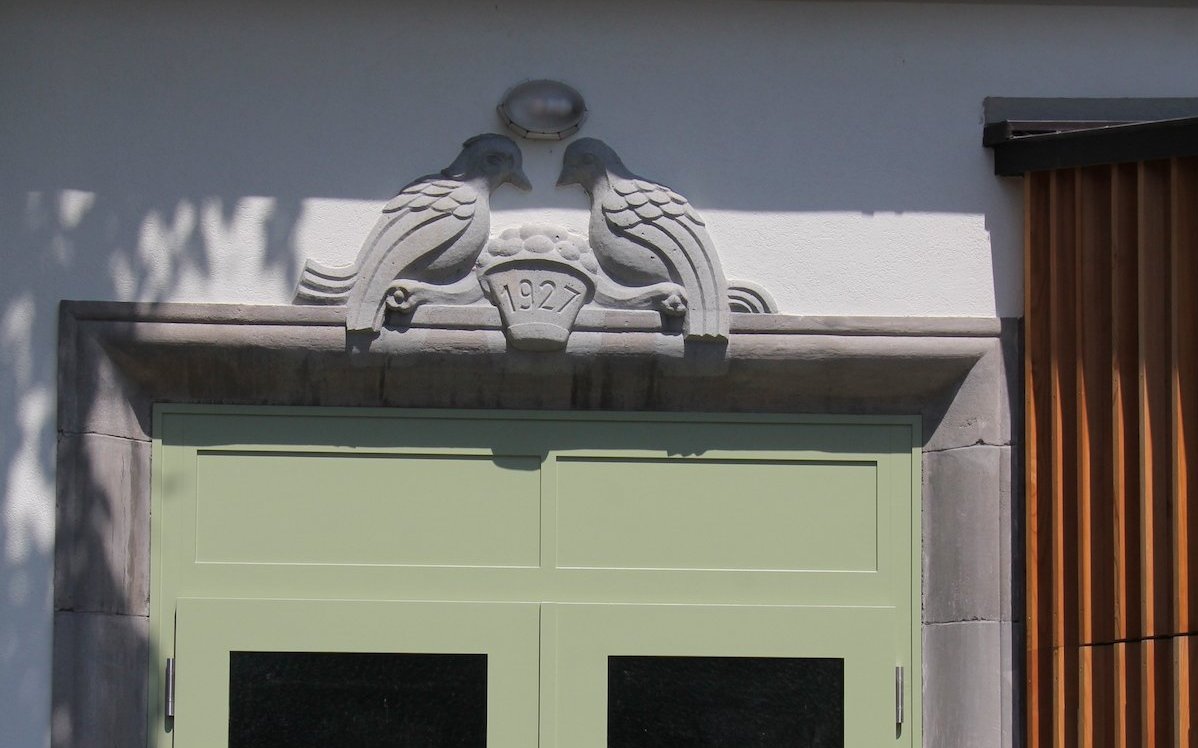 Der altehrwürdige Eingang zum historischen Vogelhaus von 1927 ist auch nach der Totalsanierung noch gleich. 