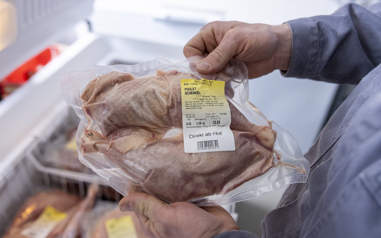 Das Fleisch der Bruderhähne und ausgedienter Zuchttiere wird in verschiedener Form vermarktet. 