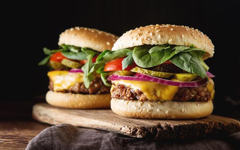 Burger können durch Fleischersatzprodukte einfach vegetarisch gemacht werden.