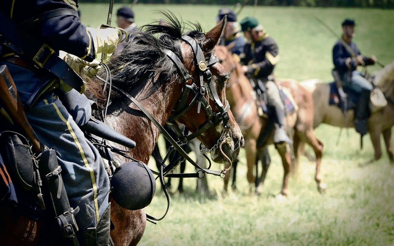 Auch heute noch werden immer wieder historische Schlachten nachgespielt, an denen Pferde beteiligt waren. So etwa jene von 1864 in Louisa, Virginia.
