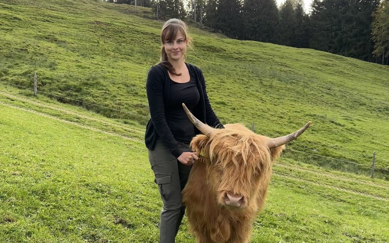 Ramona Inauen hat ihre Mini-Rinder zum knuddeln gerne.