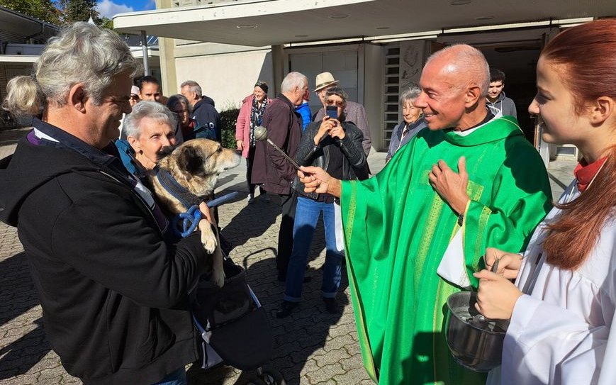 Die Hunde verhielten sich auch während der Messe erstaunlich ruhig.
