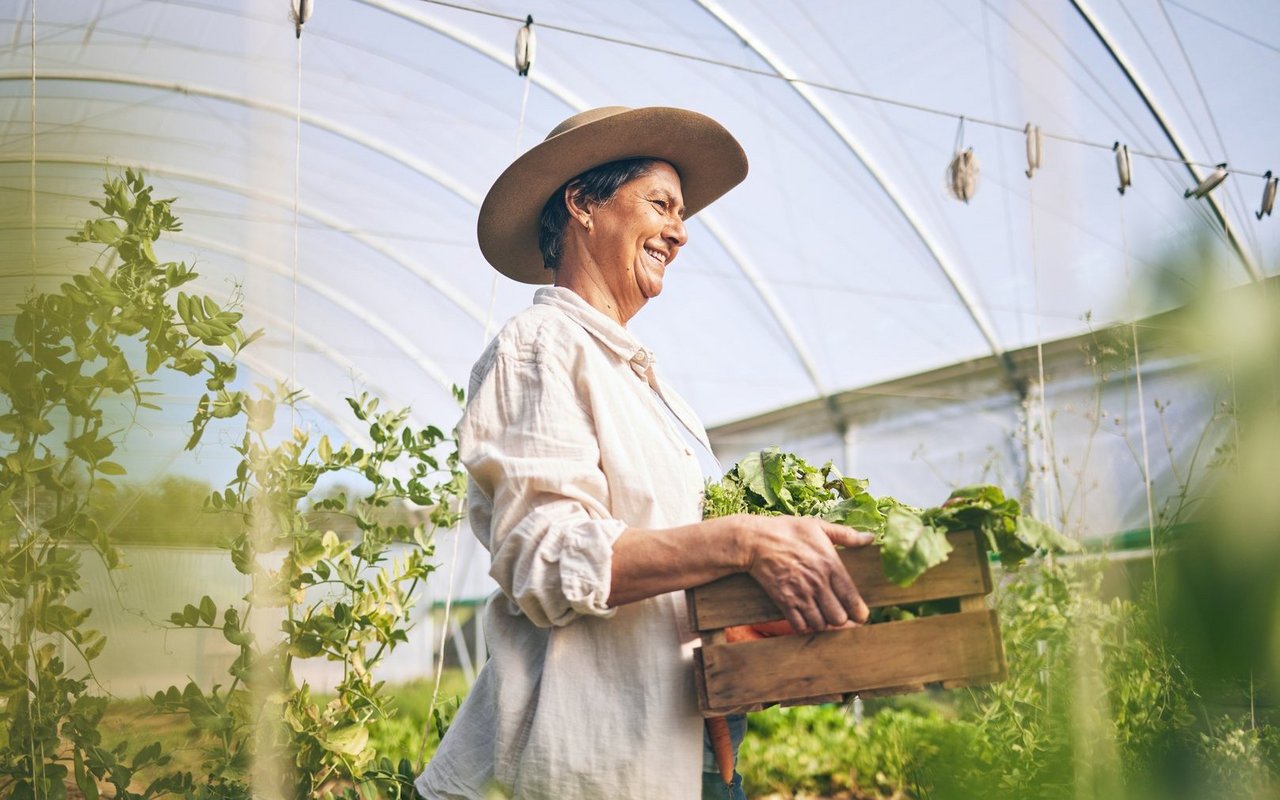 Weltweit übernehmen Frauen auf Bauernhöfen viel der scheinbar unsichtbaren Arbeit, ohne dafür entlöhnt, geschweige denn abgesichert zu werden. 