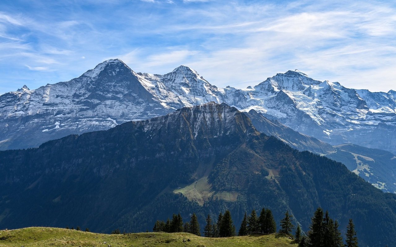 Das berühmte Dreigestirn der Schweizer Alpen. Wissen Sie in welcher Reihenfolge die Berge zu sehen sind? Wenn ja, beantworten Sie Frage 5 des Quiz.