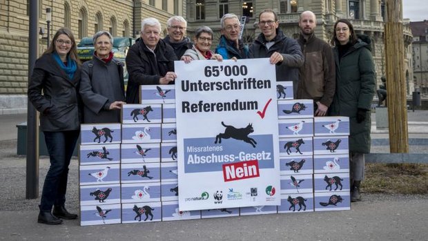 Vertreter der Naturschutzogranisationen mit 65'000 gültigen Unterschriften vor dem Bundeshaus