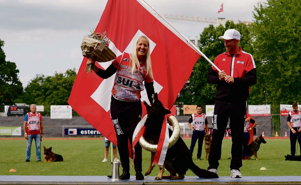 Chicca erhält den goldenen Ehrenkranz als Siegerin der Universal-Weltmeisterschaft des Deutschen Schäferhundevereins.