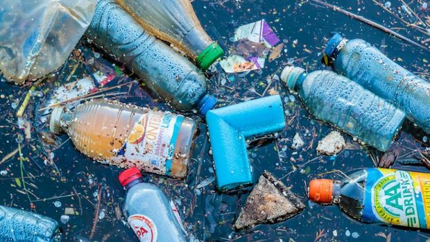 Plastik im Fluss