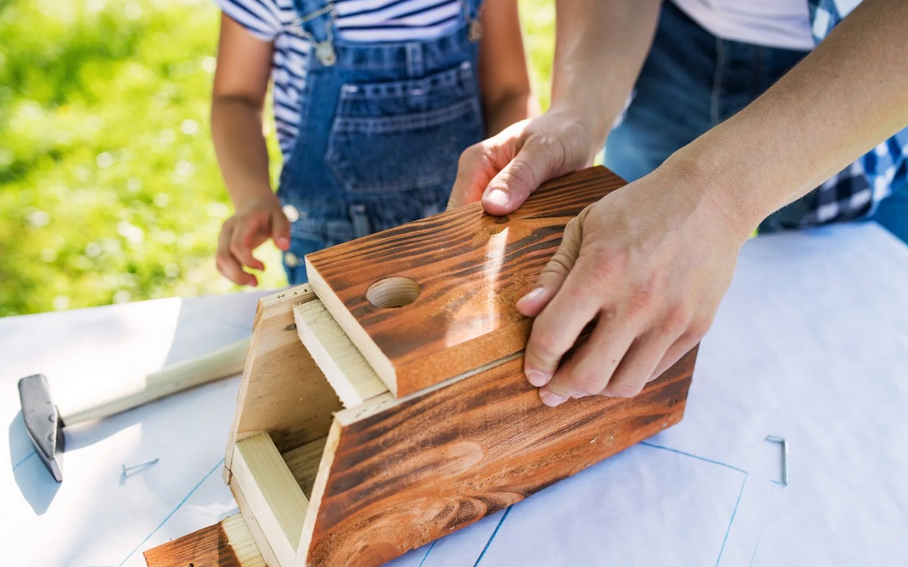 Mit etwas handwerklichem Geschick lassen sich Nisthilfen selbst zusammenbauen.