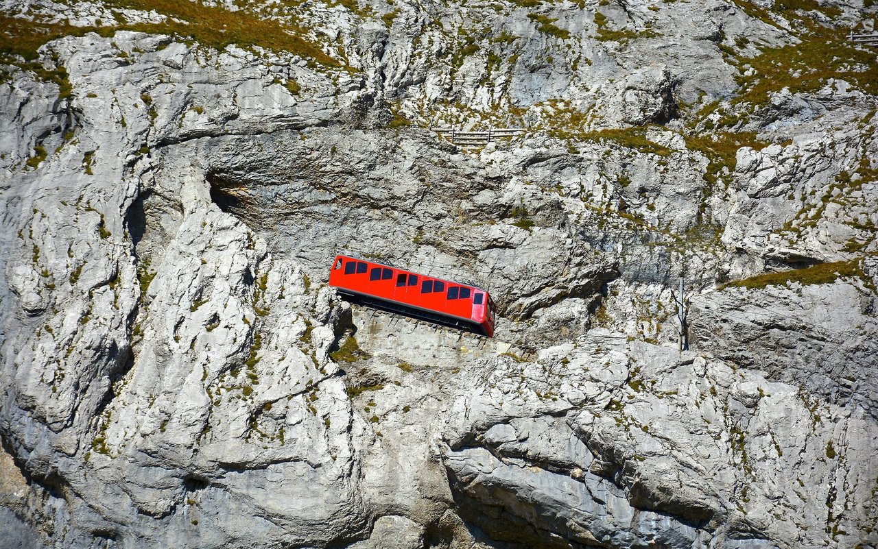 Die steilste Zahnradbahn der Welt fährt ab Alpnachstad mit einer maximalen Steigung von 48 Prozent durch Wald, Wiesen und Felswände.