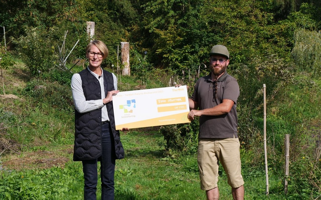 Marion Hostettler von der TierWelt übergibt Timo Jeutter den Gewinngutschein.