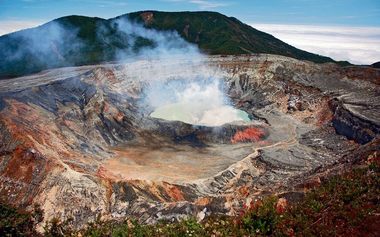 Poás-Volcano-Nationalpark ist einer der aktivsten Vulkane Costa Ricas mit tiefem Krater und einem schwefelhaltigem Kratersee.