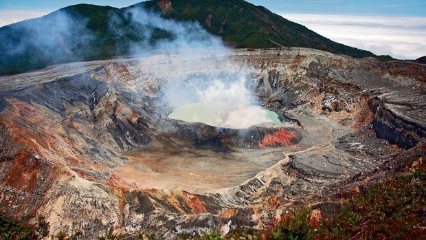 Poás-Volcano-Nationalpark ist einer der aktivsten Vulkane Costa Ricas mit tiefem Krater und einem schwefelhaltigem Kratersee.
