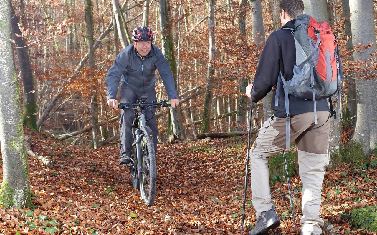 Mehr Menschen in der Natur, mehr Begegnungen auf engem Raum: Wandernde und Mountainbiker müssen sich die Wege zunehmend teilen.