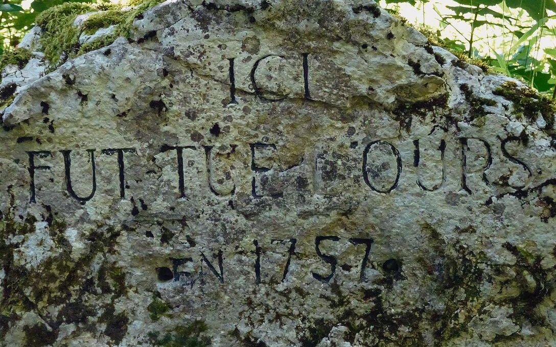 Erinnerungsstein im Jura zum Tod des letzten Bären im Talkessel des Creux du Van. 