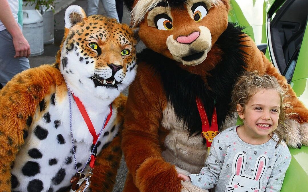 Um den Zauber aufrecht zu halten, ziehen die Furries ihr Kostüm nie vor Kindern aus.