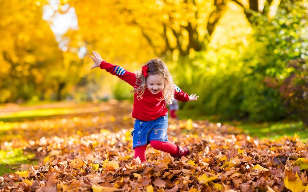 Kinder profitieren vom draussen Spielen, denn die Natur motiviert sie, sich zu bewegen und zu experimentieren. 