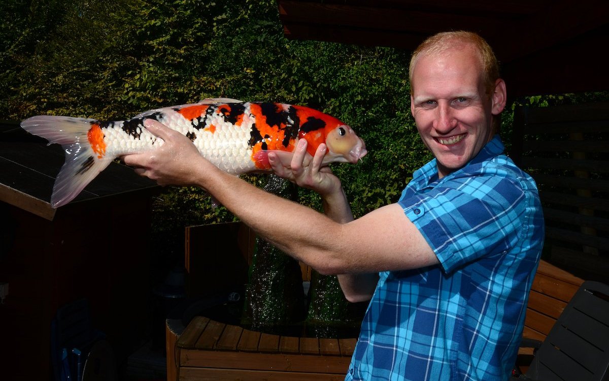 Fischtierarzt Dr. Michel Bula mit einem Koi. 