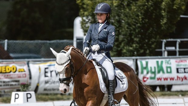 Für Nachwuchsreiterinnen sind Reitponys optimal. Léanne Lynn de Weck und FS Mr. Magic bilden ein harmonisches Team.