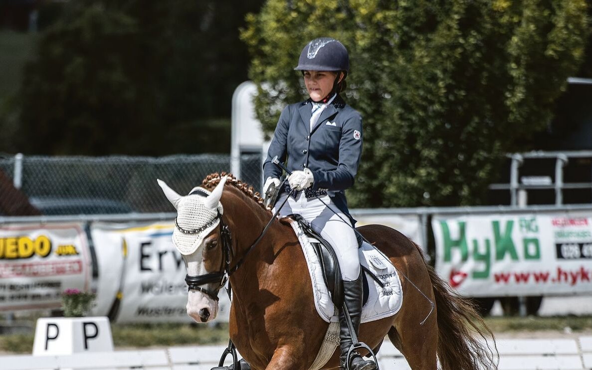 Für Nachwuchsreiterinnen sind Reitponys optimal. Léanne Lynn de Weck und FS Mr. Magic bilden ein harmonisches Team.