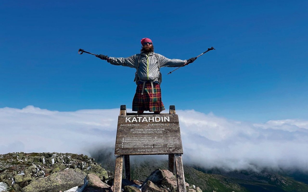 Ein stolzer Wanderer hat nach 3500 Kilometern das Ziel auf dem Mount Katahdin in Maine erreicht.