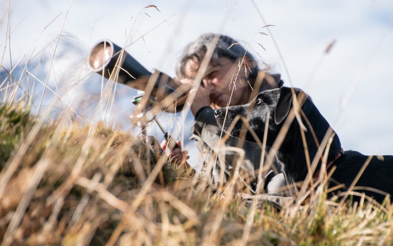 ... und von der Leidenschaft für die Jagd und Wildtiere, die Pirmina Caminada zur ersten Wildhüterin Graubündens gemacht hat.