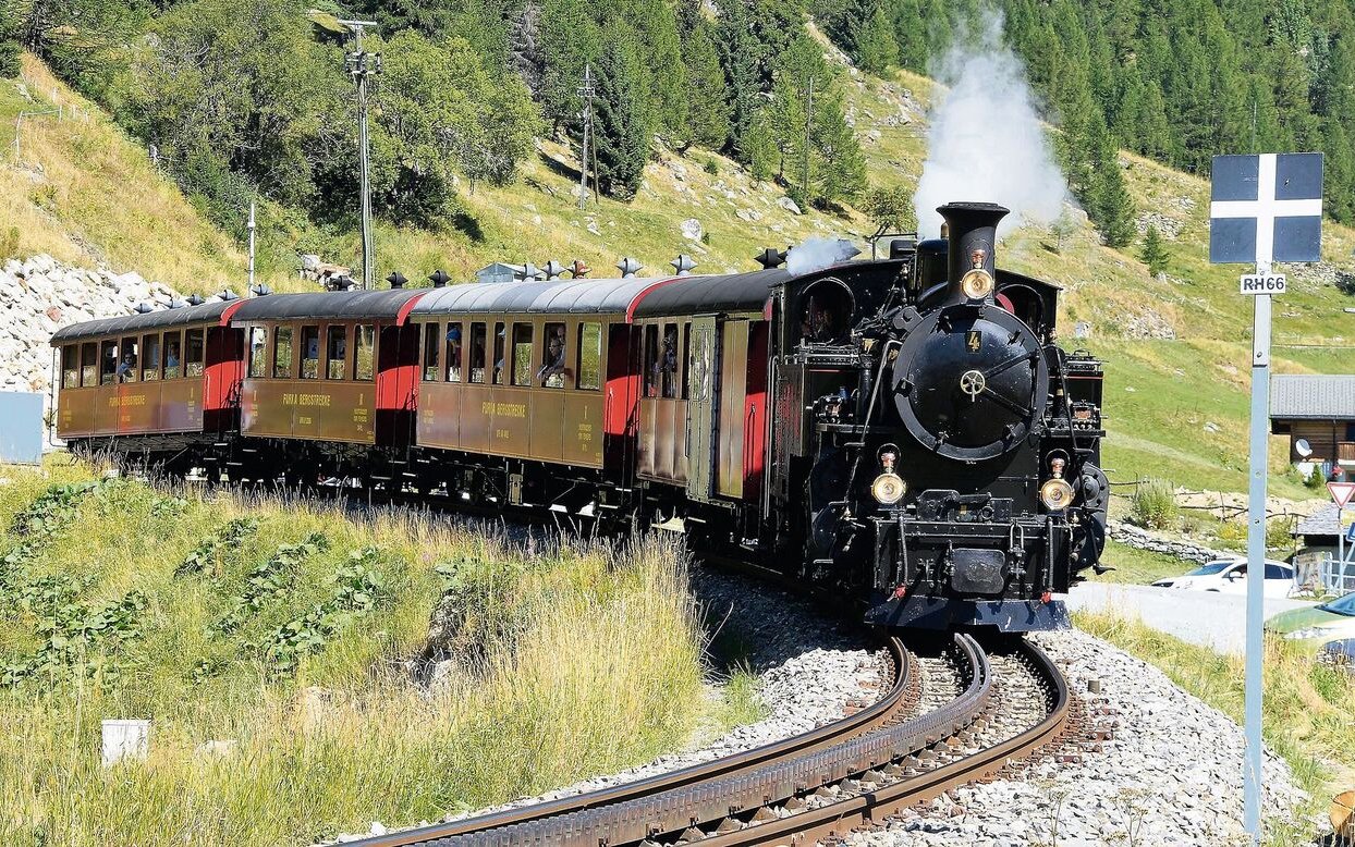 Über die alte Furkastrecke fährt eine Dampfbahn. 