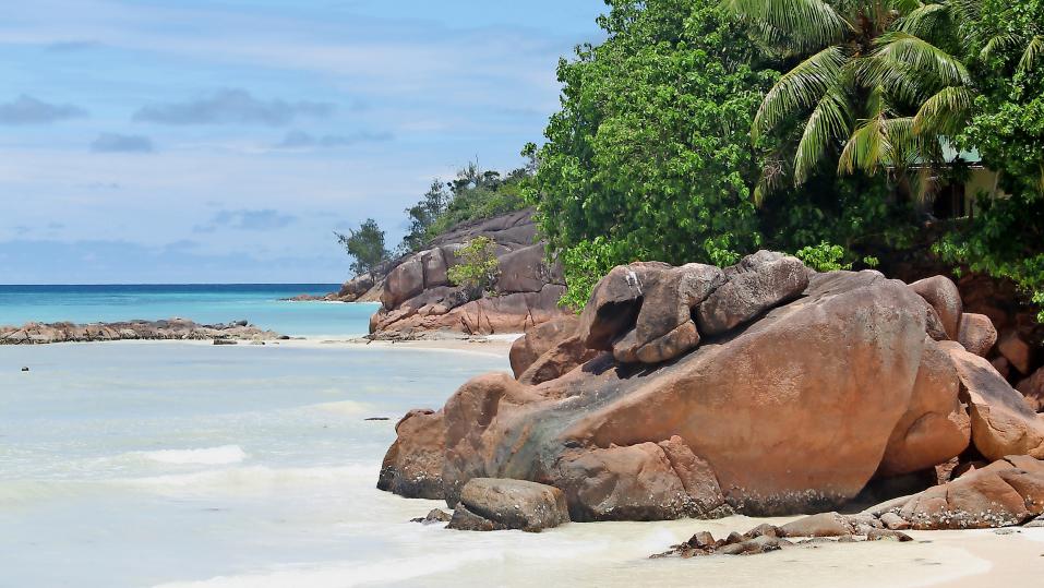 Bereits der Strand der Seychellen-Insel Praslin ist spektakulär.