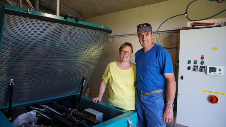 Gabi und Beat Schürch sind sehr zufrieden. «Wir würden jederzeit wieder in eine Kleinbiogasanlage investieren», sagen sie.