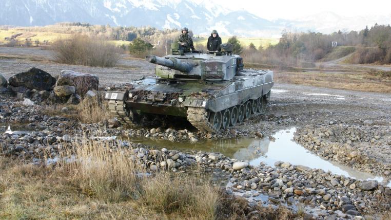 Panzer pflügen durch die Thuner Allmend und schaffen dadurch Gewässer für die Amphibien.