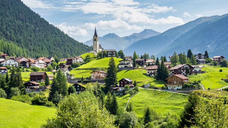 Mit dem Landschaftskonzept Schweiz, dem Vorrang der Innenentwicklung vor einer Aussenentwicklung, der Strategie Biodiversität, der Strategie Baukultur und der Bodenstrategie habe der Bund in den letzten Jahren kohärente Richtlinien geschaffen, an denen sich das neue Raumplanungsgesetz bei der Planung baulicher Tätigkeiten nun orientieren sollte, ist SCNAT überzeugt.