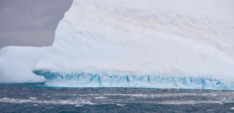 Die faszinierenden Farben der Eisberge — von milchig weiss, über stahlblau bis hin zu grün erheben sich die Kolosse über den Meeresspiegel.
