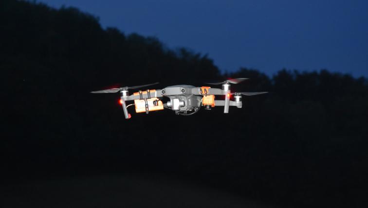 Diese Drohne hat eine wichtige Mission: Sie sucht Rehkitze im hohen Gras.