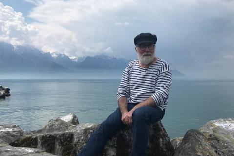Traumseen der Schweiz (3Sat, 13 Uhr, 50 Minuten) Warum in die Ferne schweifen, wenn das Gute liegt so nah? Die knapp einstündige 3Sat-Doku nimmtverschiedene Seen hierzulande unter die Lupe, zu verschiedenen Jahreszeiten. So taucht derHerbst den Silsersee in goldenes Licht. Romano Salis kümmert sich dort um die Forellen. Am Walensee hingegen ist eine Familie auf dem Wasser als daheim. Im Vierwaldstättersee sucht der Abfalltaucher Matthias Ardizzon nach Müll und Unrat. An den Hängen über dem Genfersee will der Weinbauer Gilles Wannaz den See vor chemischer Verunreinigung bewahren und verzichtet deshalb auf Pestizide.