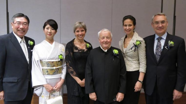 Preisträger Markus Borner (Mitte) mit (von links) dem Präsident der Asahi Glass Stiftung Takuya Shimamura und dessen Frau, der Professorin Sarah Cleaveland von der Universität Glasgow sowie Gusynina und Jean-François Paroz (Schweizer Botschafter in Japan).