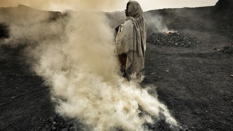 Ein Frau verbrennt Kohle in der Nähe eines Dorfes in Djaria, Indien. Die Kohlenstücke werden aus den Minen geholt, zu Holzkohle verbrannt und verkauft. Petrochemikalien, die durch das Prozessieren von fossilen Brennstoffen wie Öl, Gas und Kohle entstehen, gelten laut dem Report als weitere Hauptquelle für Umweltgifte und -verschmutzung.