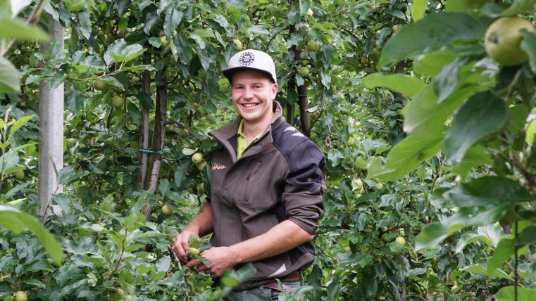 Pascal Rohrer ist im ersten von zwei Lehrjahren der Zweitausbildung zum Obstfachmann. Die Erntezeit schätzt er sehr, weil «man dabei sieht, wofür man gearbeitet hat».